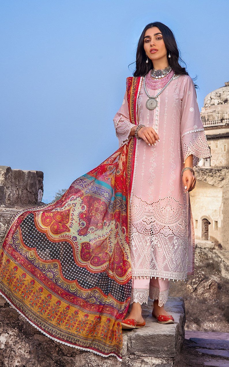 ZAINAB CHOTTANI GULNOOR CHIKANKARI LAWN